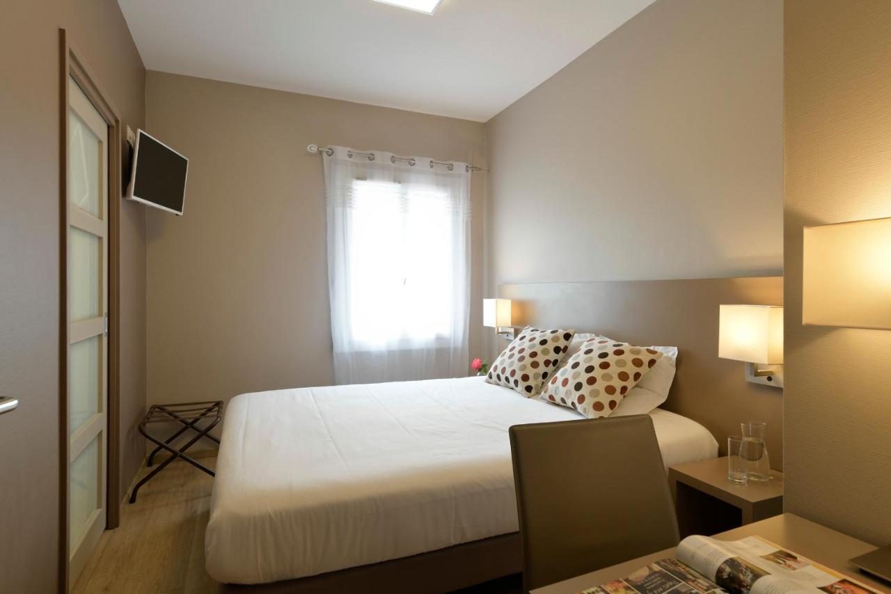 Logis Hotel & Restaurant Le Pardaillan Gondrin Eksteriør bilde
